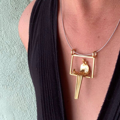 Close to me pendant with cat gold