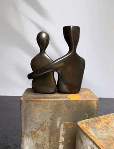 Bronze couple statue, Caress backside